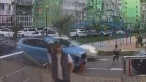 Видео: в Сочи Toyota сбила ребенка, бежавшего на детскую площадку
