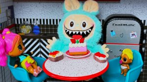 ОДИН ДЕНЬ С ЛАБУБУ👀 У НАС ДОМА😜 куклы ЛОЛ сюрприз семейка! Смешные мультики Даринелка