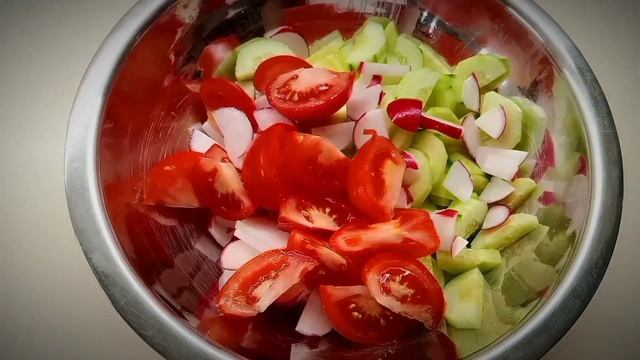 Запеченная курочка в рукаве и лёгкий овощной салатик.🌱🍅🥬