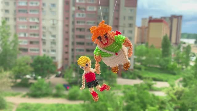 Фигурки из бисера / Карлсон и Малыш из бисера / бисероплетение / творчество / смотреть онлайн