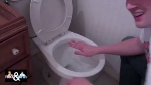 Смешной Пранк, подруга в туалете.
