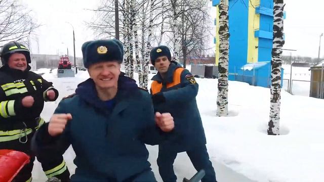 Поздравление с 8 Марта от мужчин из МЧС, спасатели зажигают смотреть онлайн