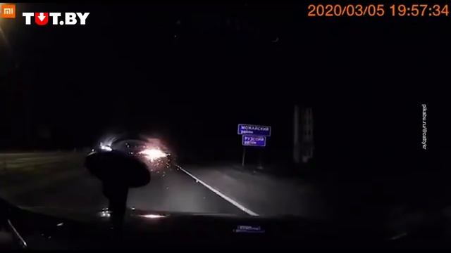 Колесо от фуры попало в легковушку смотреть онлайн