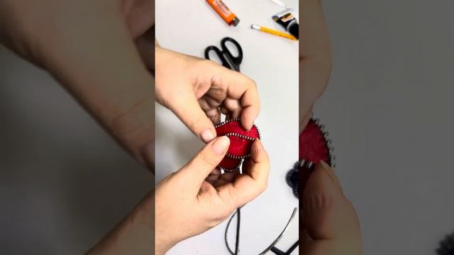 Upcycling. Апсайклинг. Брошь из молнии.