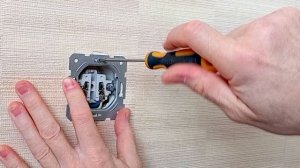 Как крепко закрепить розетку. Выпадает розетка из сте?