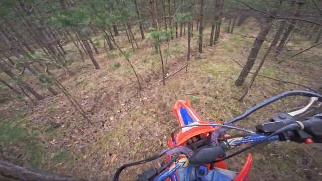 Девушка на мото. Первый 2т. Учусь нормально ездить.