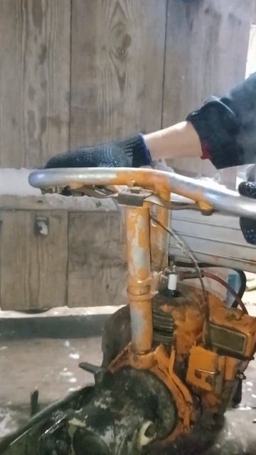 Запуск бензопилы Урал в мороз -20 смотреть онлайн