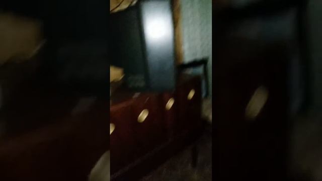 я здесь прослал тапки и футболку я её повесил на стул п смотреть онлайн