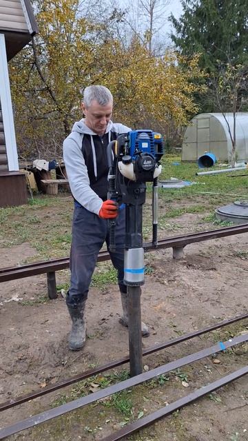 Забиваем сваи под бытовку. смотреть онлайн