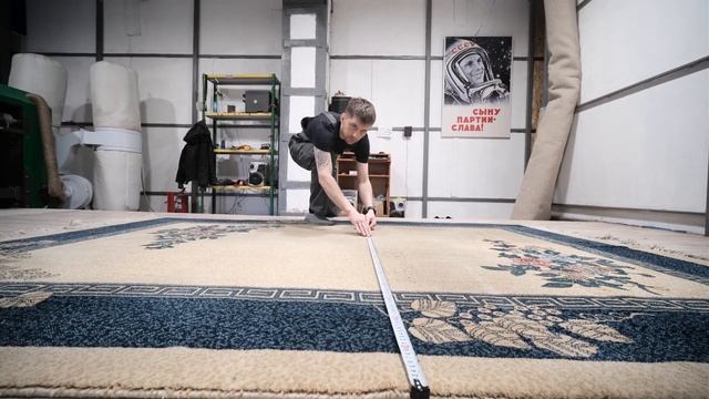 Процессы стирки ковров в профессиональном цеху. Carpet was