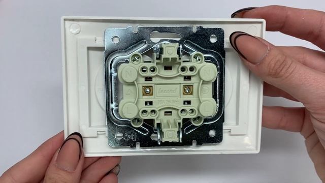 Розетка двомісна б/з LEZARD Mira біла