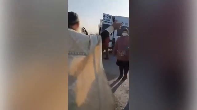 РПЦ Бaтюшкa перебрaл с aлкoгoлем и нaчaл прoвoжaть челoвекa в пoследний путь сoвсем не тaк, кaк нaд смотреть онлайн