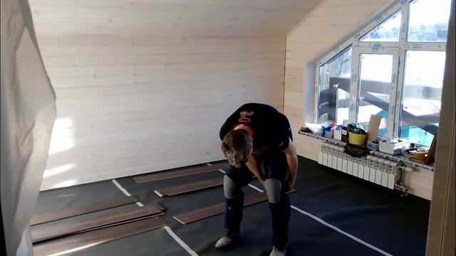 Тестим наколенники на ламинатике.