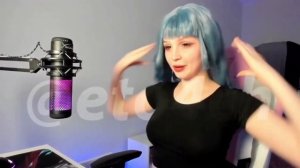 Стримерша выбила НОЖ и показала ГРУДЬ?!