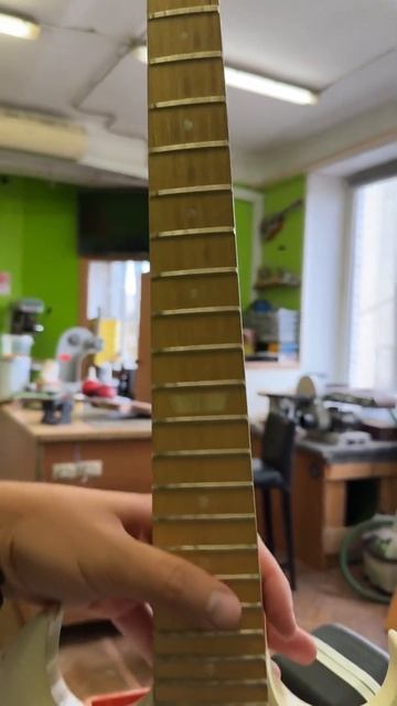 Gibson SG на шлифовке ладов #copperguitars #gibson #шлифовкаладов #ги смотреть онлайн