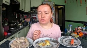 Мукбанг. Лапки и шеи куриные, картошка отваренная и пожарена на сливочном масле, рыбка. Дубль 2