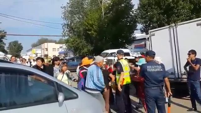 Алматинка вьехала тапками сотруднику при исполнении ГАИ ДПС смотреть онлайн