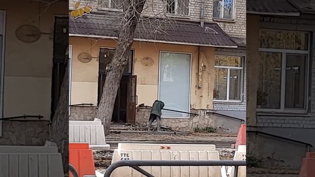 Рабочий демонтирует отбойным молотком бетонные ступе смотреть онлайн