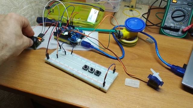 Ардуино. Управление двигателем и сервом с помощью джо?