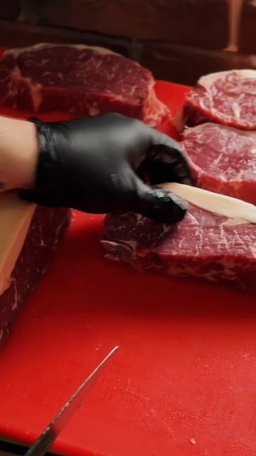 Свежайшие стейки из мраморной говядины