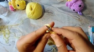 Пинетки для малыша без швов на круговых спицах.