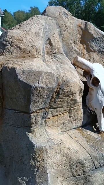 камень из бетона с водопадом
