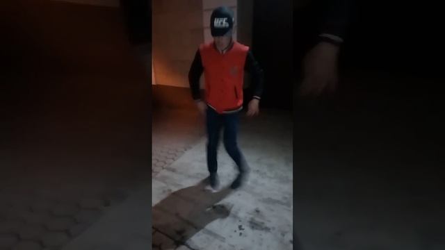 Парень круто танцует смотреть онлайн
