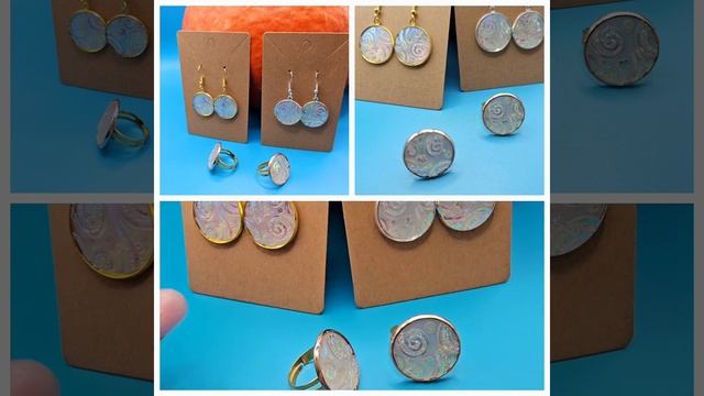 Комплект украшений с кабашоном из эпоксидной смолы.