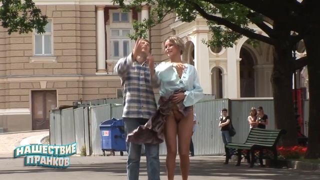Осталась без юбки Угарный прикол Street Prank @NashestviePrankov смотреть онлайн