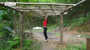 Дорис 51. Дорис продает на рынке собранный урожай тыквы, фасоли и томатов черри и затем делает навес