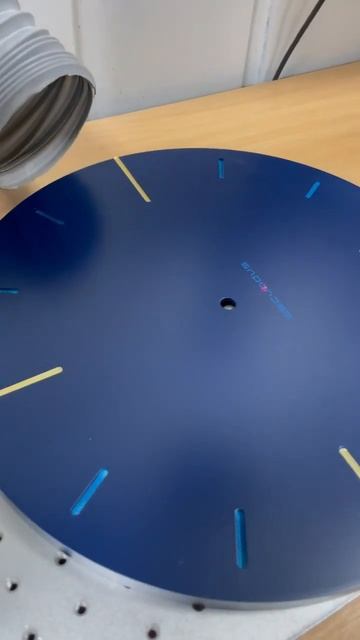 Гравировка логотипа на циферблате часов Secundus. Часы мо? смотреть онлайн