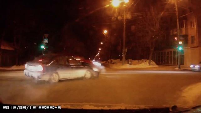 Столкновение на перекрёстке .