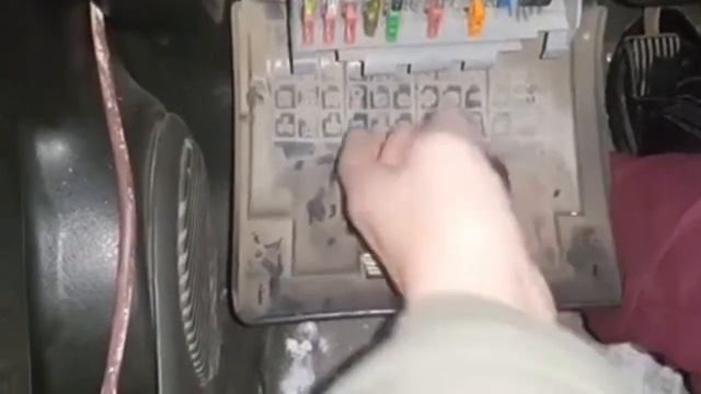 Вот где находится предохранитель вентилятора печки.О? смотреть онлайн