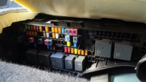 Где находятся блоки предохранителей в салоне/ моторно