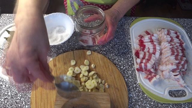 В дорогу или на дачу: солим свиную грудинку прямо в банке