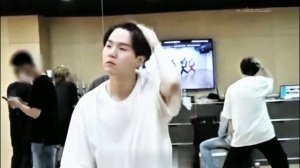 не просто гений и шикарный артист да только благодаря этой песни он король #юнги