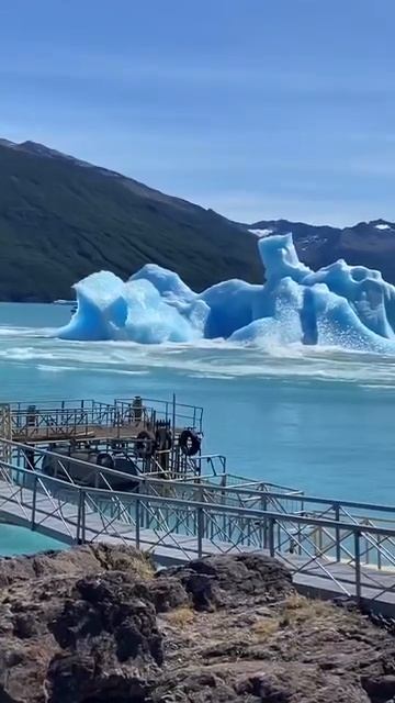 Переворачивающийся айсберг