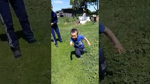 Мальчик даганяет и плюётся🤣😂 смотреть онлайн