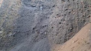 Строительство, карьер, шахтёры копают песок со стен карьера