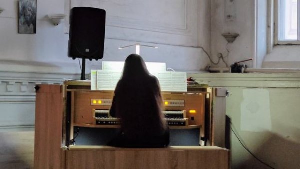 Аида Глухова за органом в Шведской церкви Святой Екатерины, Санкт-Петербург