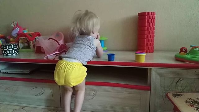 Маша спит на тумбочке смотреть онлайн