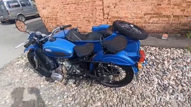 Встречаю ещё один синий мотоцикл Урал с маленьким про?