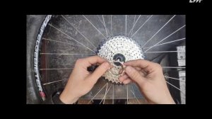 замена кассеты на велосипеде.