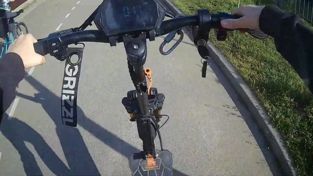 Учусь стантить на электро самокате часть 1