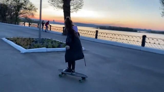 Девочка на лонгборде