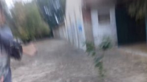 Школьник срет за туалетом!!!!!