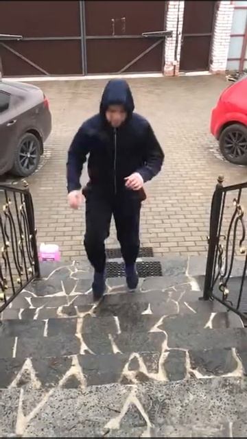 Упражнение на ноги. Разножка на лестнице ногами смотреть онлайн