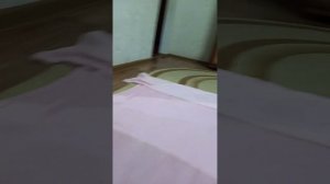 шалаш из стульев и одеяло