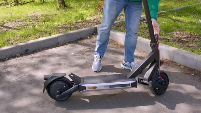 NAVEE Electric Scooter S40: САМОКАТ В СТИЛЕ TESLA CYBERTRUCK смотреть онлайн