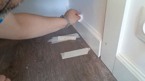 Приклеиваю плинтус МДФ
